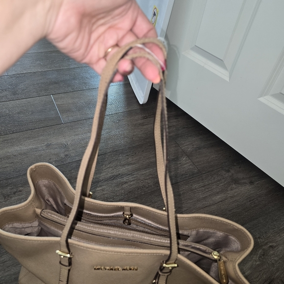 MICHAEL KORS BAG USED IN GOOD CONDITION... LIGHT WEAR NEEDS SOME TLC - Picture 8 of 9